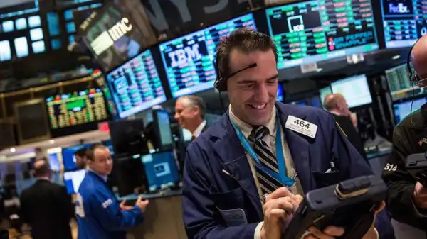 US stocks sink over 2% as Fed officials eye rate hike